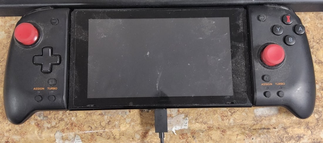 Nintendo Switch with HORI split pad pro controller (1 of 5)