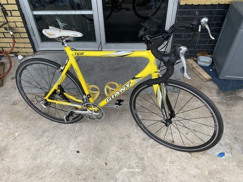 2004 Giant TCR SL Aluxx Yellow: This 2004 Giant TCR SL Aluxx road bike is a high-performance machine designed for serious cyclists. With a drop bar handlebar type, 700C wheel size, and tubeless tires, it offers a smooth and stable