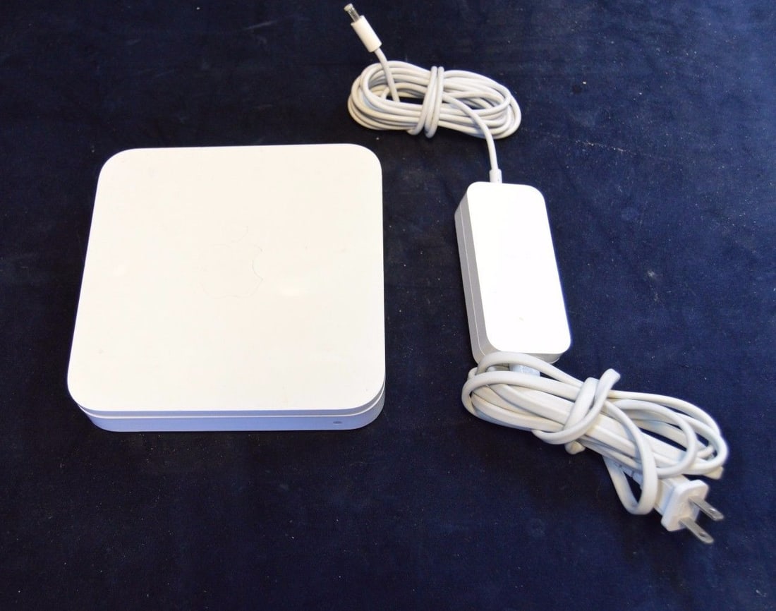 Apple Router (MD031LLA) (1 of 6)