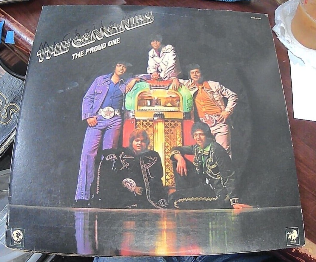 The Osmonds the Proud One Lp MGM M3G-4993 US 1975: Experience the timeless charm of The Osmonds with their album "The Proud One" released in 1975 by MGM. This LP delivers a fantastic collection of pop music that will surely make you fall in love with 