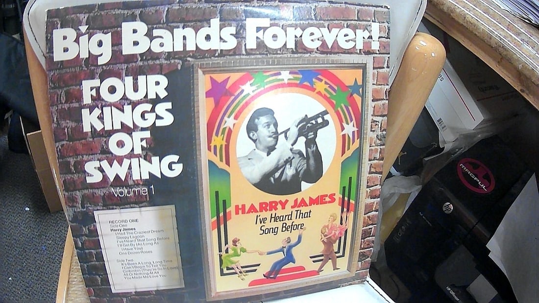 Lot of 2 - Big Bands Forever - Four Kings of Swing (vinyl Record 33 1977 2V 8064: This lot includes two vinyl records of "Big Bands Forever" featuring the Four Kings of Swing. The records have a speed of 33RPM and a record size of 12 inches. The release year is 1977 and the record 