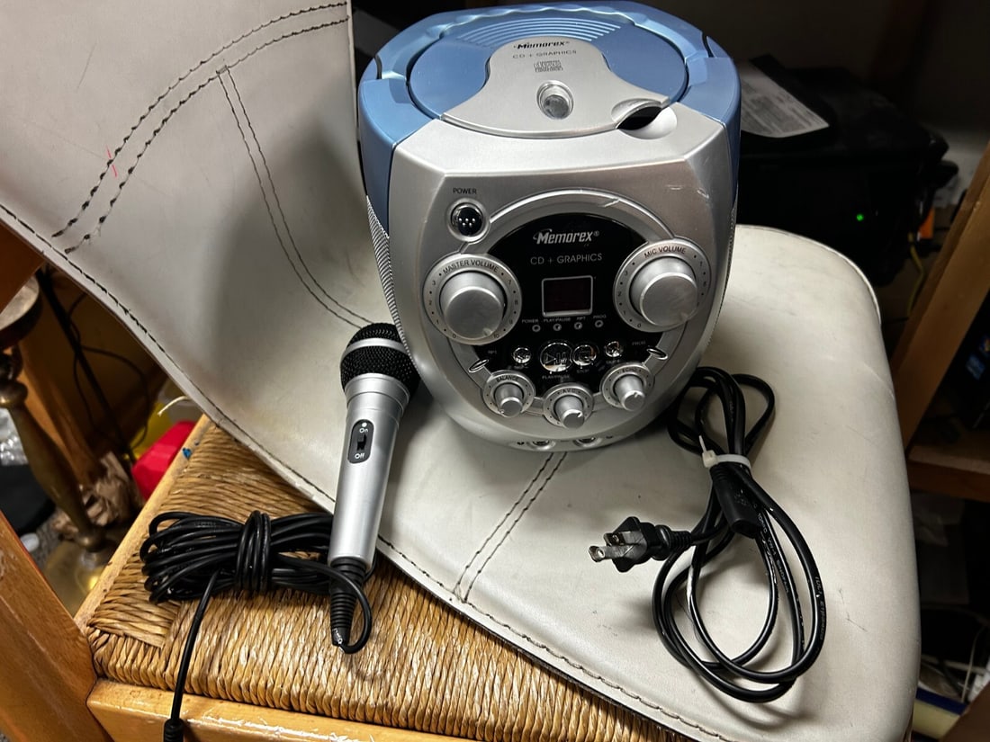 Memorex Portable CD Graphics Karaoke System MKS2112NBL with power cord and mic (1 of 3)