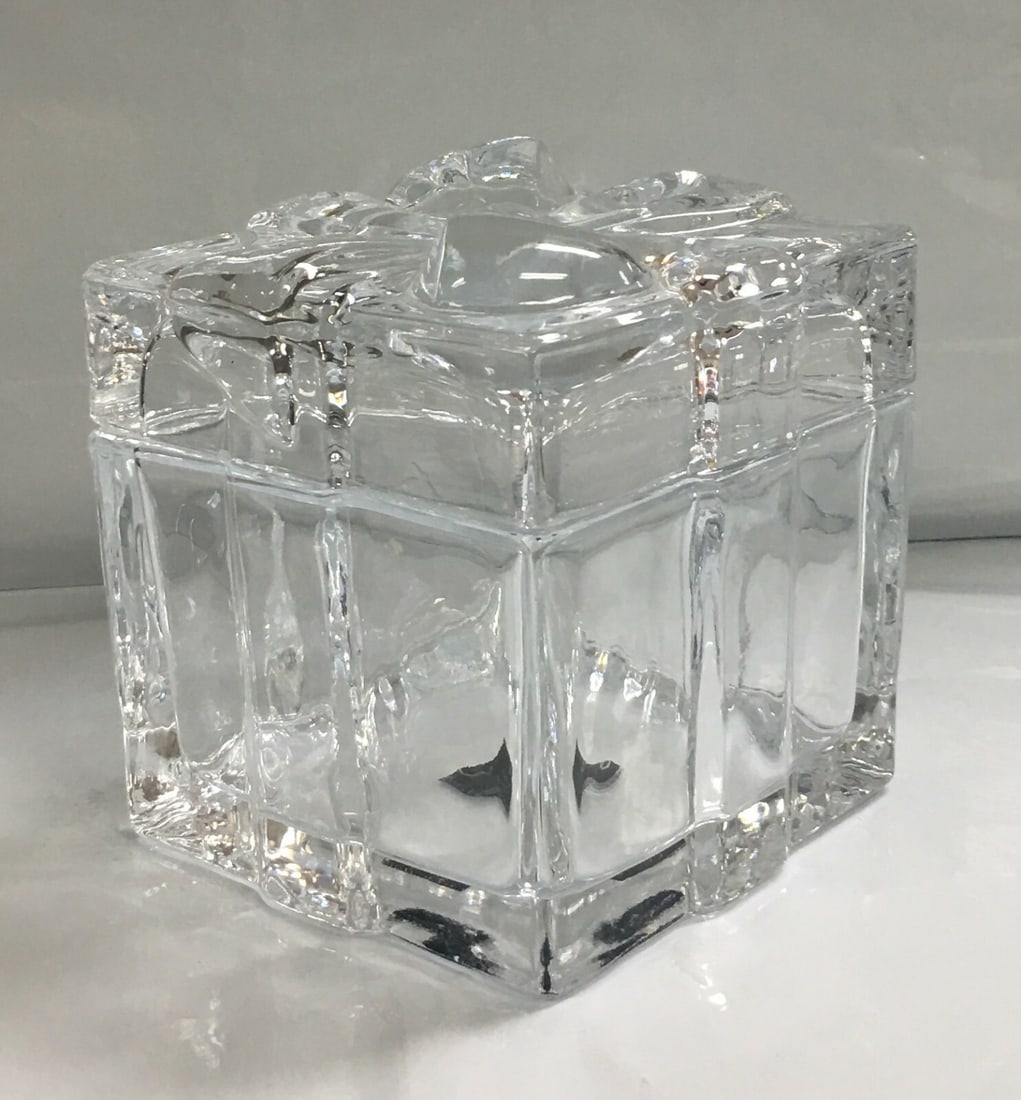 Circleware?Thick Clear Glass Trinket Storage Box Gift Box Shape: This box is in excellent condition with no chips, cracks or any visible defects. This is a beautiful box with a modest, non-cutting eye design but very elegant. It is about 4" by 4" and 4 2/8" tall. T