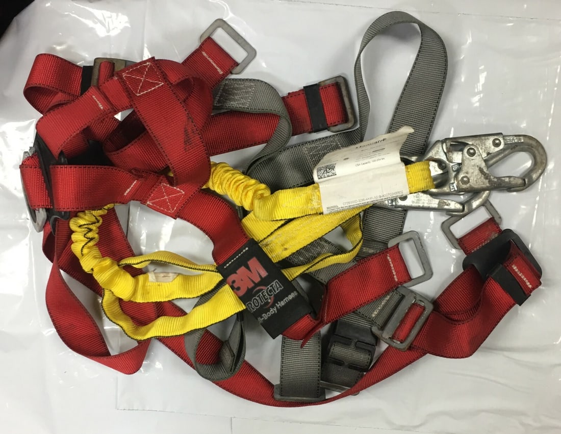 3M Protecta 1191202 Full Body Harness and Manyard Shock Absorbing Lanyard Set (1 of 7)
