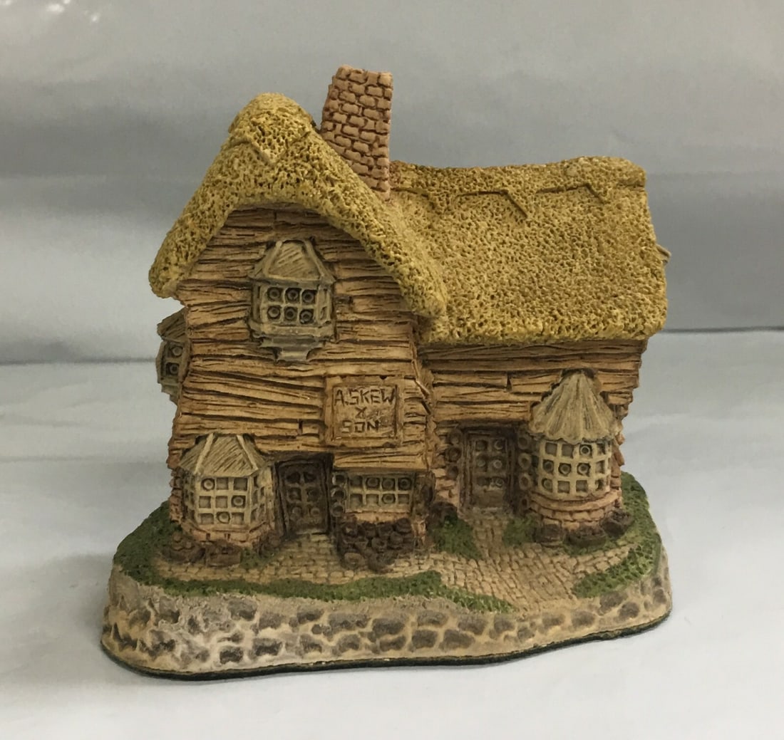 Vintage David Winter Cottages: The Village Shop 1982: Vintage David Winter Cottages: The Village Shop 1982 without Box. It is in outstanding condition with no nicks, chips, crazing or any other flaws seen. This figure is hand made and hand painted. It me