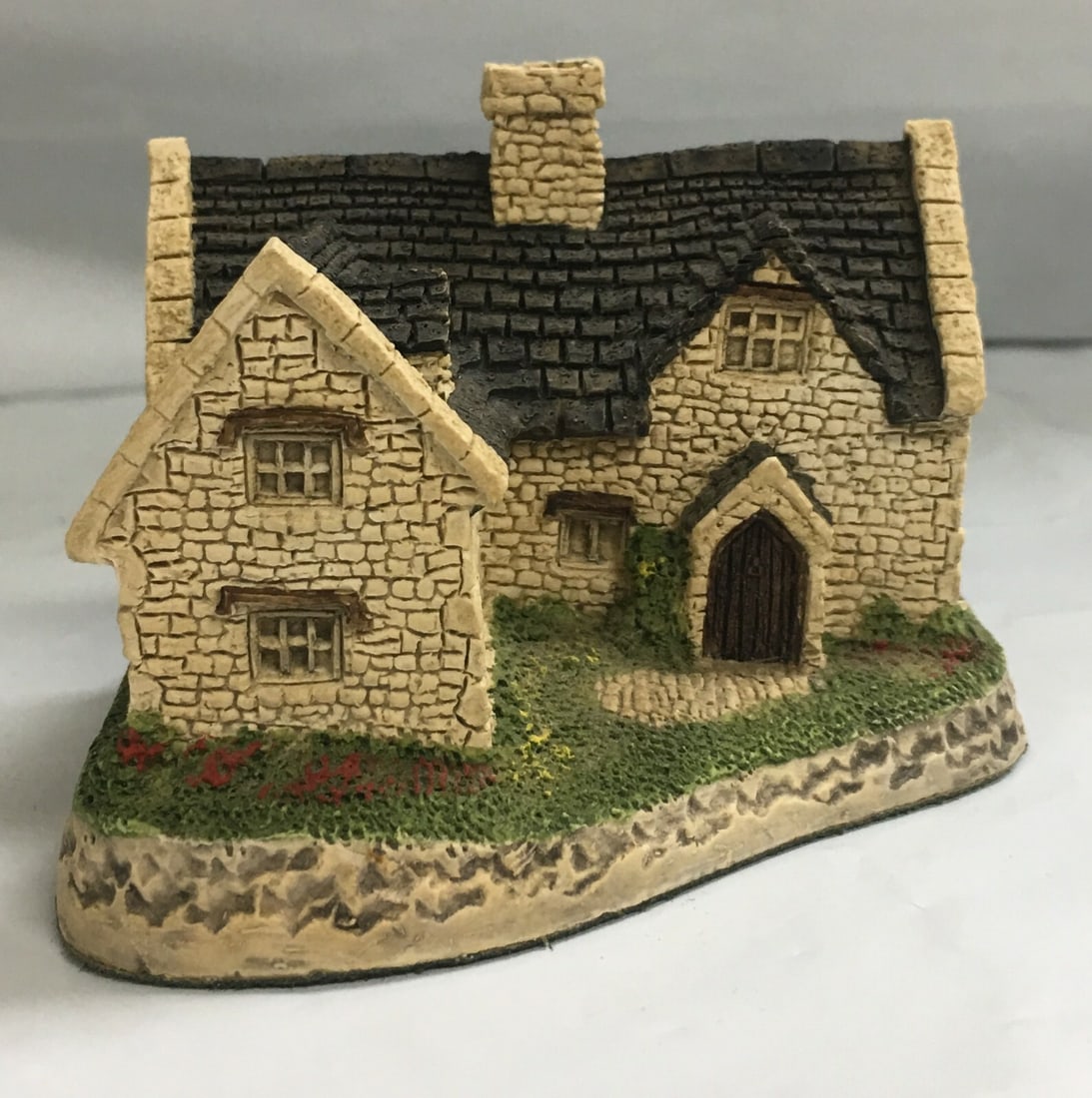 Vintage David Winter: Cotswold Cottage 1982 without Box: Vintage David Winter: Cotswold Cottage 1982 without Box. It is in outstanding condition with no nicks, chips, crazing or any other flaws seen. This figure is hand made and hand painted. It measures ab