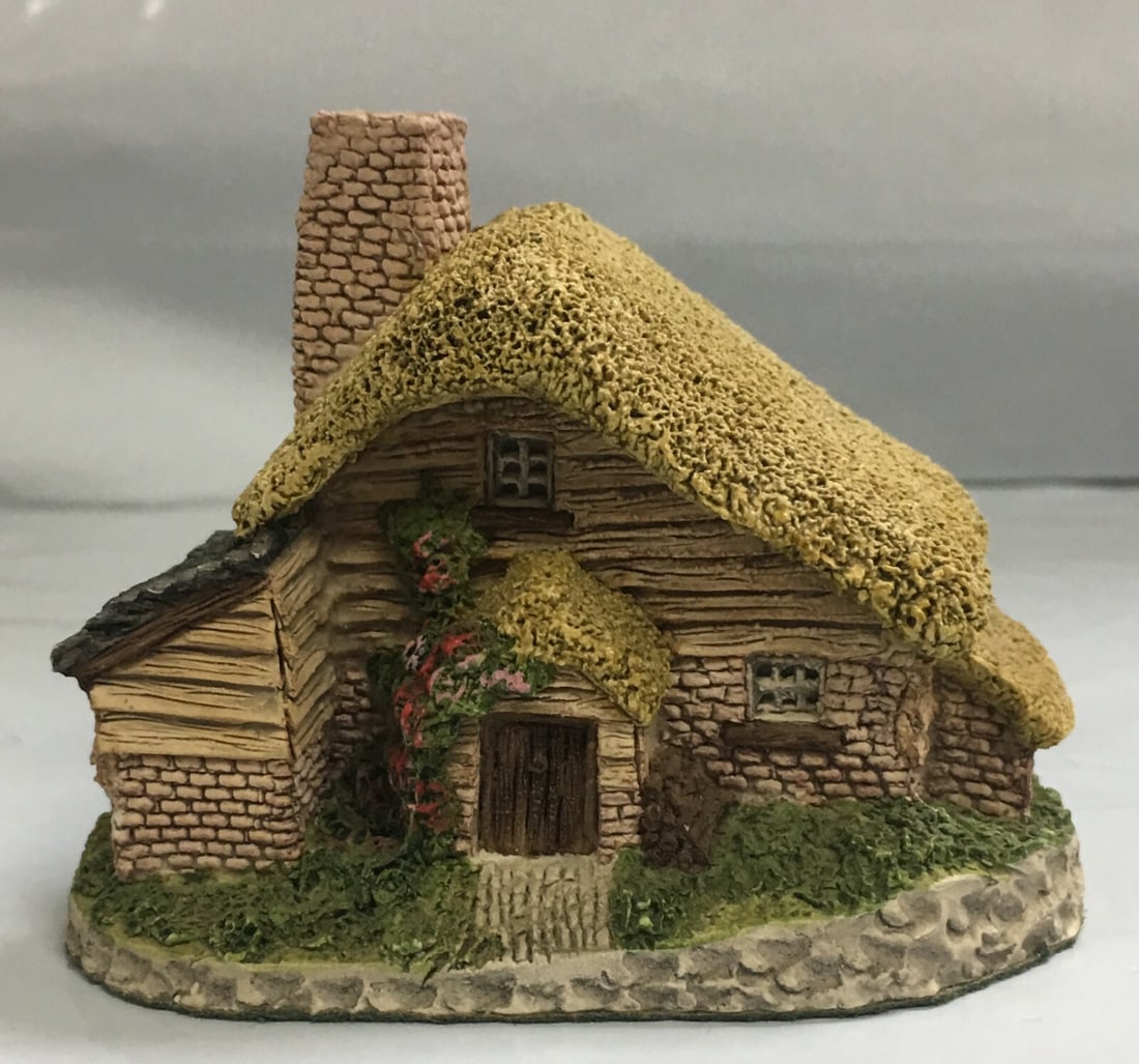 Vintage David Winter: Drovers Cottage 1982 without Box: It is in outstanding condition with no nicks, chips, crazing or any other flaws seen. This figure is hand made and hand painted. It measures about 3 1/8" long, 1 7/8" wide and 2 1/2" high. Please, rev