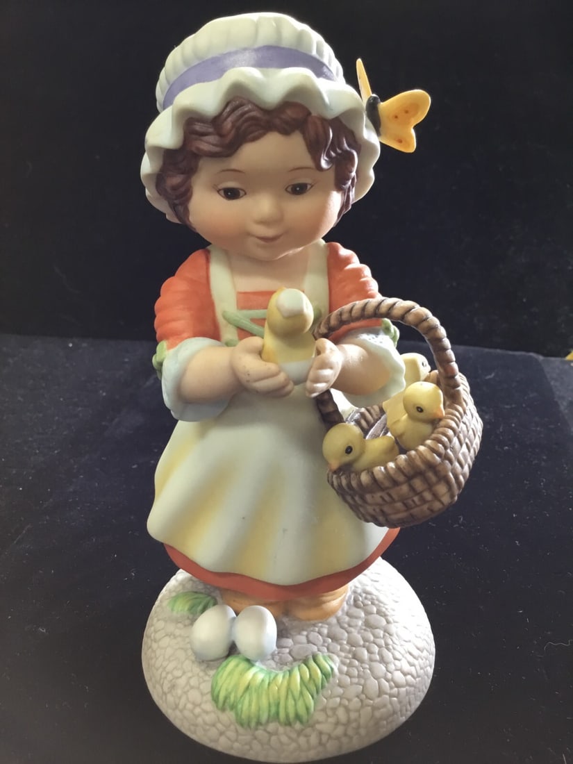 Franklin Porcelain Debbie Bell Jarratt "Felicity" 1984 Porcelain Figurine: This beautiful porcelain figurine by Franklin depicts Debbie Bell Jarratt's "Felicity" in stunning detail. The multicolor figurine stands at 5 3/4" tall and showcases the intricate painting and qualit