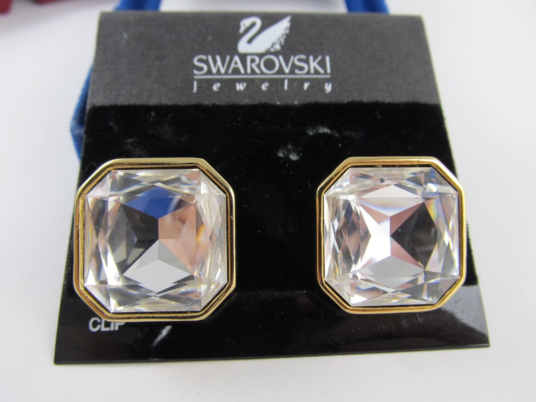 SWAROVSKI FINE FACETED CRYSTAL IN GOLD TONE CLIP EARRINGS 1" W/L XLNT COND: These choice pair of Swarovski faceted crystal, gold tone clip-back earrings is in overall excellent condition with only some very slight wear. The clip backs close nicely. They come with the