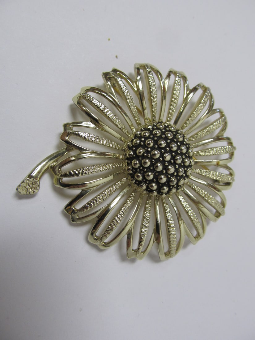 SARAH COVENTRY ATTRACTIVE FLOWER SILVER TONE CIRCULAR PIN 3" T XLNT COND: This is a very finely made, silver tone, Sarah Coventry flower pin. It is in overall excellent condition and appears almost not to have been used. It has a nice, just cleaned patina & should clean