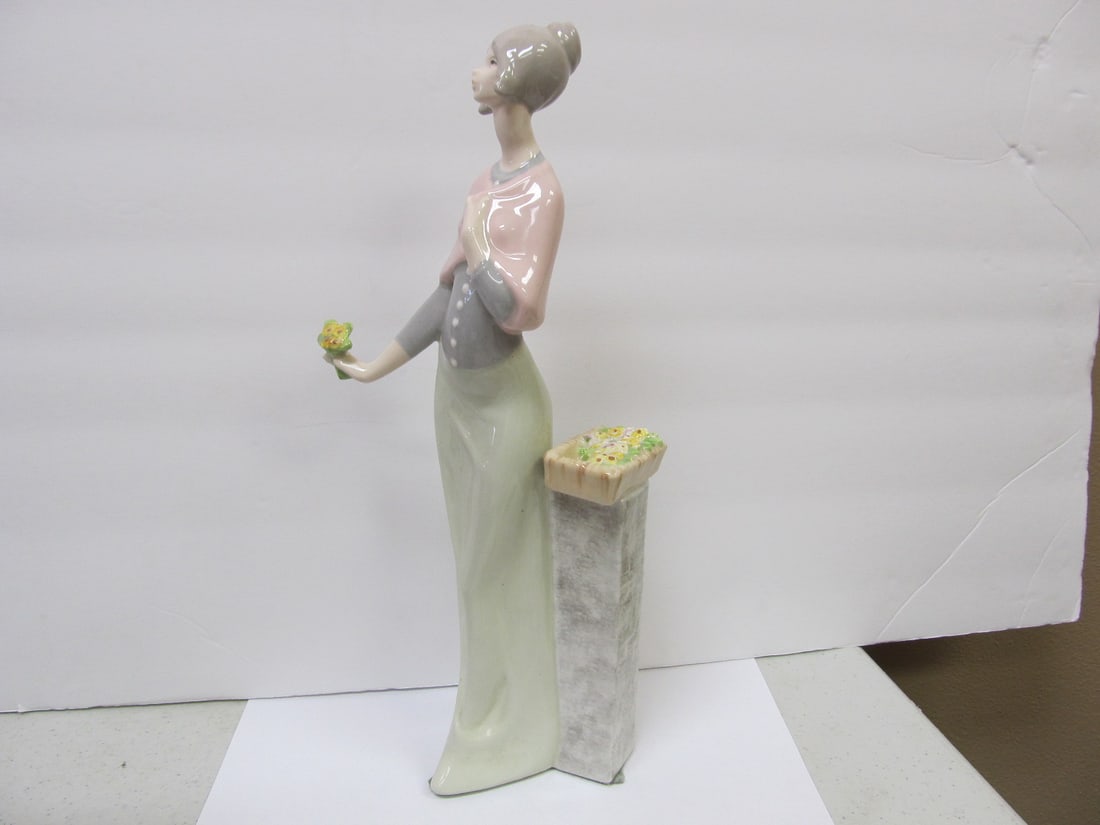 TALL MAIDEN GIRL WITH FLOWERS SPAIN MAKER UNKNOWN 13 ?" H GOOD COND: This nice figurine is in overall good condition except chips to the inner rim on the base. Otherwise, there are no nicks, chips, cracks, crazing or any other flaws seen. The maker\\\\\\\'s mark is