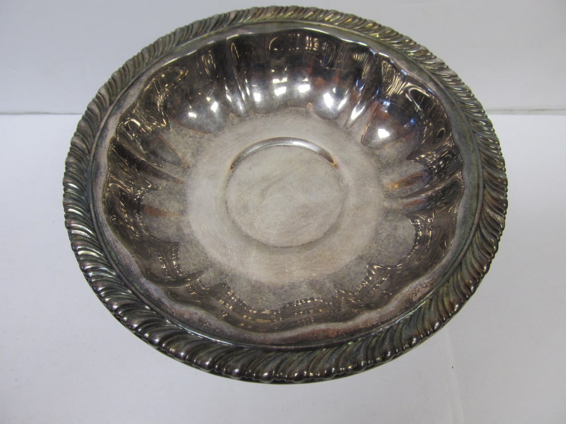 ONEIDA SILVERSMITHS SILVERPLATE FOOTED BOWL / COMPOTE 6 1/8" W V GOOD COND: ONEIDA SILVERSMITHS SILVERPLATE FOOTED BOWL / COMPOTE 6 1/8" W V GOOD COND This very nice footed Oneida silver plate bowl or compote is in overall very good condition with no almost no wear seen. It
