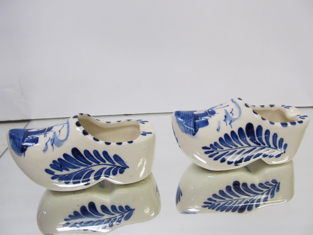 DELFT BLUE POTTERY SHOES 2 FINE MATCHING ASHTRAYS 4" L XLNT COND (1 of 7)