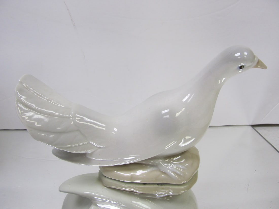PORCEVAL SPAIN NICE SITTING DOVE BIRD FIGURINE 7" LONG GOOD COND: This nice Porceval Spain dove bird figurine is in overall good condition. However, there are a number of crazing lines seen over some of the body. Otherwise, the figure has an attractive, untouched gl