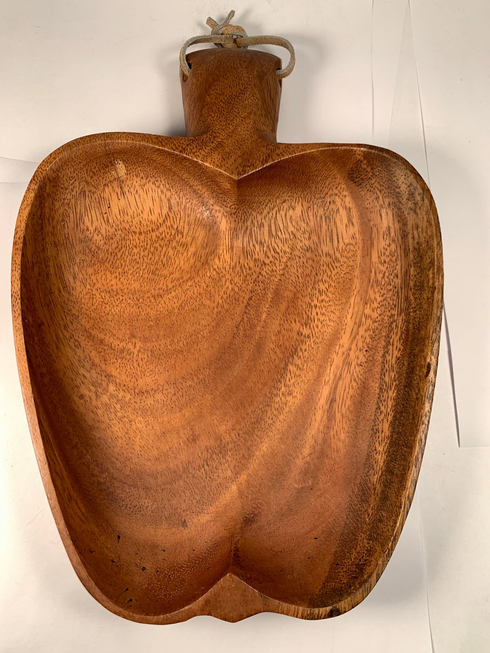 Nice Apple Shape Phillipines Carved Wooden Serving Bowl 10 3/4" V Good Cond: This nice serving bowl is nicely carved in apple shape in the Phillipines. It is in very good condition with no flaws seen. It appears to be only lightly used. It measures about 7 5/8" wide, about 10 