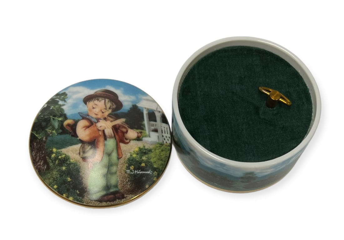 1993 Little Fiddler Hummel Music Box Collection the Danbury Mint Goebel #3832: 1993 Little Fiddler Hummel Music Box Collection the Danbury Mint Goebel #3832 - The music box is about 3"diameter, excellent condition, no box. Made in Japan. Use zoom feature on photos to see details