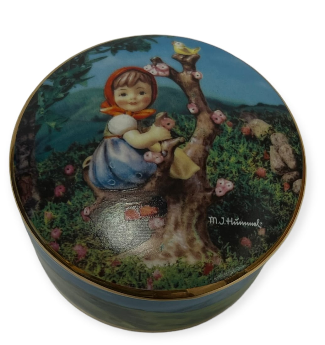 1993 Apple Tree Girl Hummel Music Box Collection the Danbury Mint Goebel #3832: 1993 Apple Tree Girl Hummel Music Box Collection the Danbury Mint Goebel #3832 - The music box is about 3" diameter, excellent condition, no box. Made in Taiwan. Use zoom feature on photos to see deta