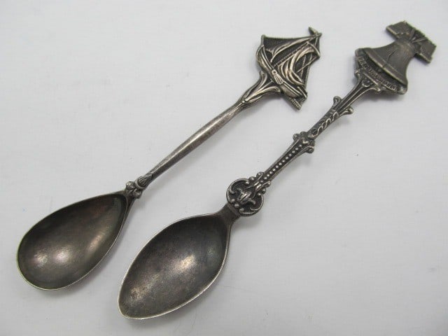 HH HOLLAND 900 SILVER 2 SMALL COLLECTOR SPOONS LIBERTY BELL XLNT COND NO MONO (1 of 8)
