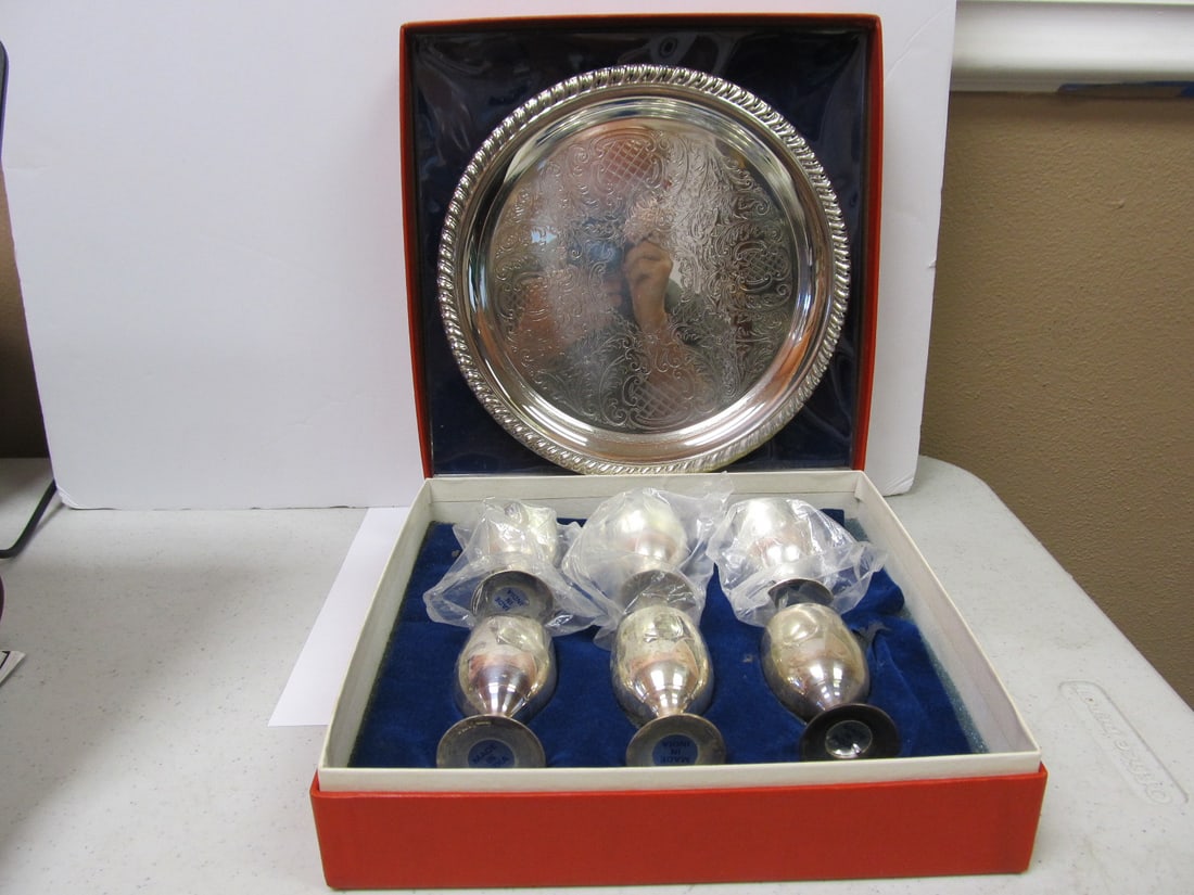 LEONARD INDIA EPNS SILVERPLATED TRAY 6 TOASTING CUPS V GOOD COND: LEONARD INDIA EPNS SILVERPLATED TRAY 6 TOASTING CUPS V GOOD COND Product Description: This Leonard tray & 6 small EPNS toasting cups come in their original box & show little signs of wear. Sev
