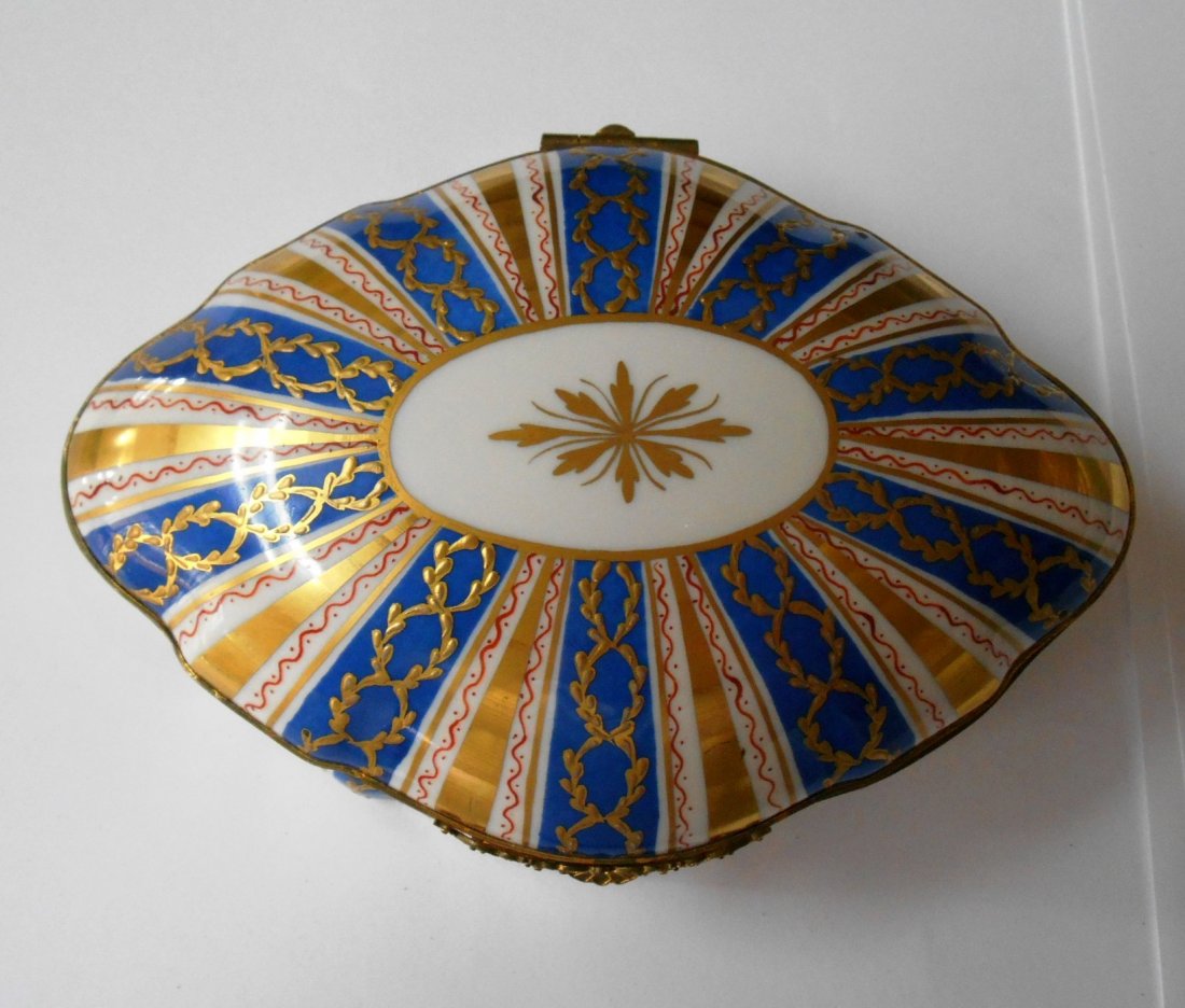 LIMOGES  VANITY JEWELRY HINGED CASKET PEINT A LA MAIN (1 of 7)