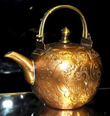 VINTAGE CHINESE BRASS KETTLE WITH CARVING: BEAUTIFUL VINTAGE CHINESE BRASS KETTLE WITH CARVING DEPICTING GARDEN SCENERY. MEASURES APPROX. 4" TALL AND 4.5" DIAMETER.