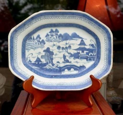 CHINESE BLUE AND WHITE PORCELAIN PLATE.: EARLY CENTURY CHINESE BLUE AND WHITE PORCELAIN PLATE WITH DEPICTIONS OF A VILLAGE. MINOR SCUFFS ALONG RIM, OTHERWISE IN GREAT CONDITION FOR ITS AGE. IT MEASURES APPROX. 10 INCHES WIDE AND 12.5 INCHES 