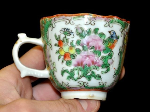 CHINESE ROSE MEDALLION PORCELAIN TEA CUP: ANTIQUE CHINESE ROSE MEDALLION PORCELAIN TEA CUP WITH HAND PAINTED FIGURES, BIRDS AND LOTUS. MEASURES APPROX. 2.25'' TALL.