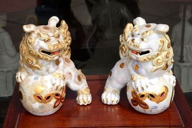 SET OF 2 JAPANESE PORCELAIN FOO DOGS: BEAUTIFUL SET OF 2 JAPANESE PORCELAIN FOO DOGS WITH BALLS AT THEIR PAWS. MARKS ARE ON BOTTOM OF EACH AND THEY ARE IN EXCELLENT CONDITION. EACH MEASURE APPROX. 10 INCHES TALL AND 8 INCHES WIDE.