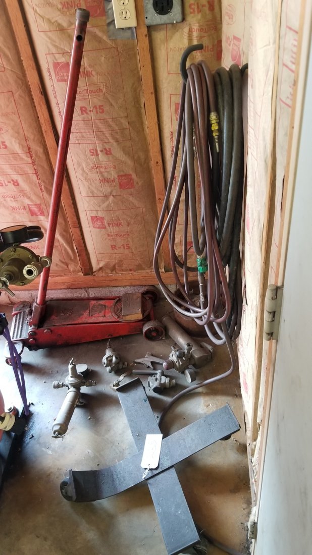 Air Hoses, Regulators, 1 1/2 Ton Jack (does not pump up (1 of 6)