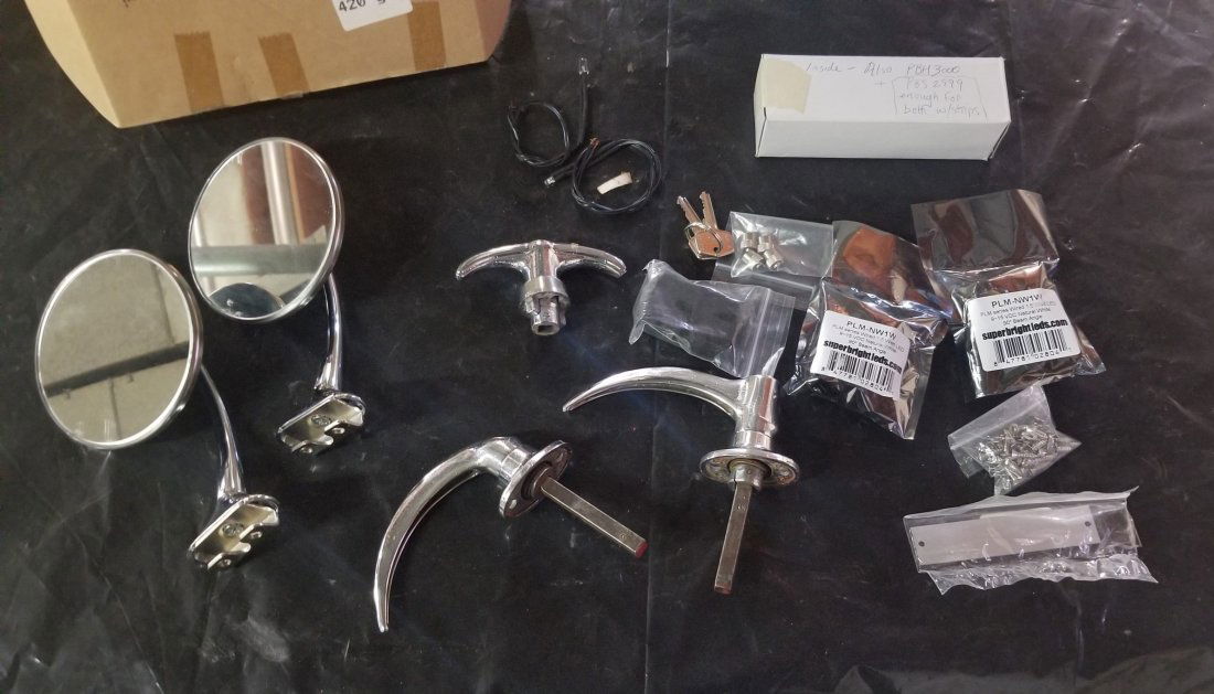 Vintage Car Mirrors, Door and Trunk Lid Handles w Keys (1 of 8)