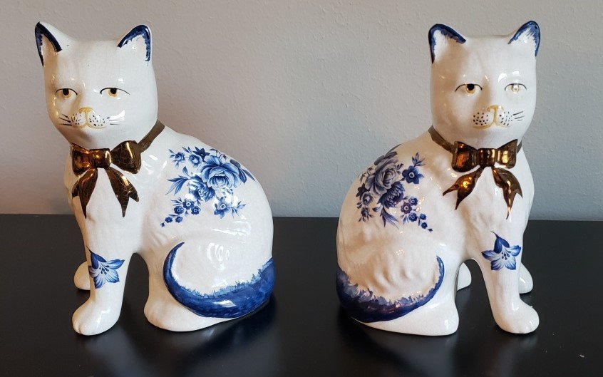 Staffordshire Earthenware England Hand Painted Cats: Staffordshire Earthenware England Hand Painted Cats 7.5"