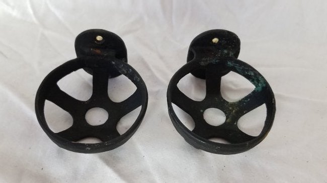 2 Cast Iron Round Metal Fire Extinguisher Wall Mounts: 2 Cast Iron Round Metal Fire Extinguisher Wall Mounts 2.5"