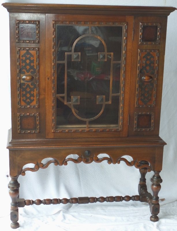 Kittinger Walnut Petite China Cabinet: Kittinger Walnut Petite China Cabinet With Fret Work