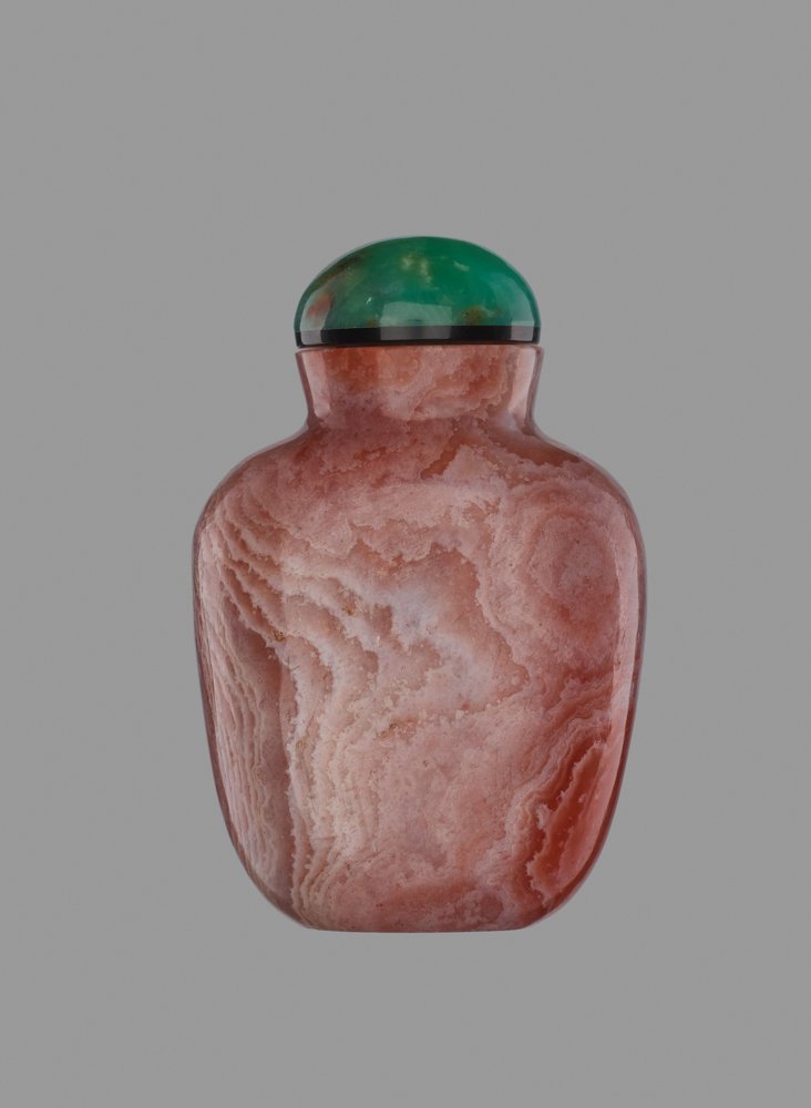 A MINIATURE BANDED DUSKY-PINK AGATE SNUFF BOTTLE (1 of 6)