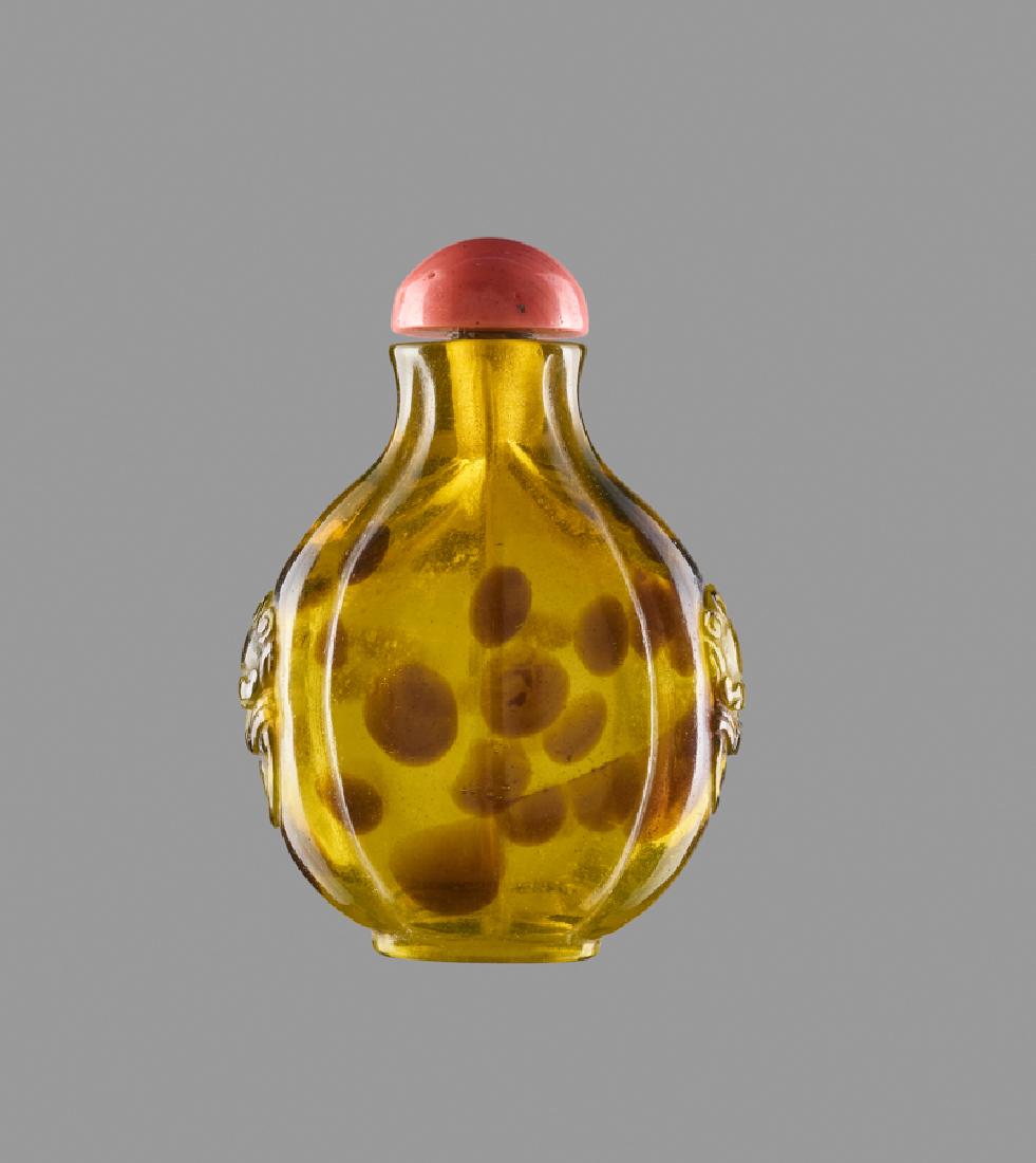 A ‘TORTOISESHELL’ GLASS SNUFF BOTTLE (1 of 6)
