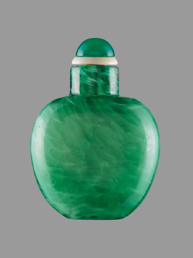 AN EMERALD-GREEN AND WHITE GLASS SNUFF BOTTLE (1 of 6)