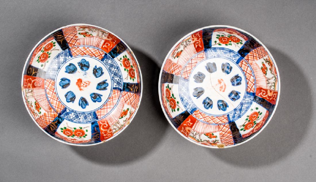 A PAIR OF IMARI PORCELAIN BOWLS (1 of 2)
