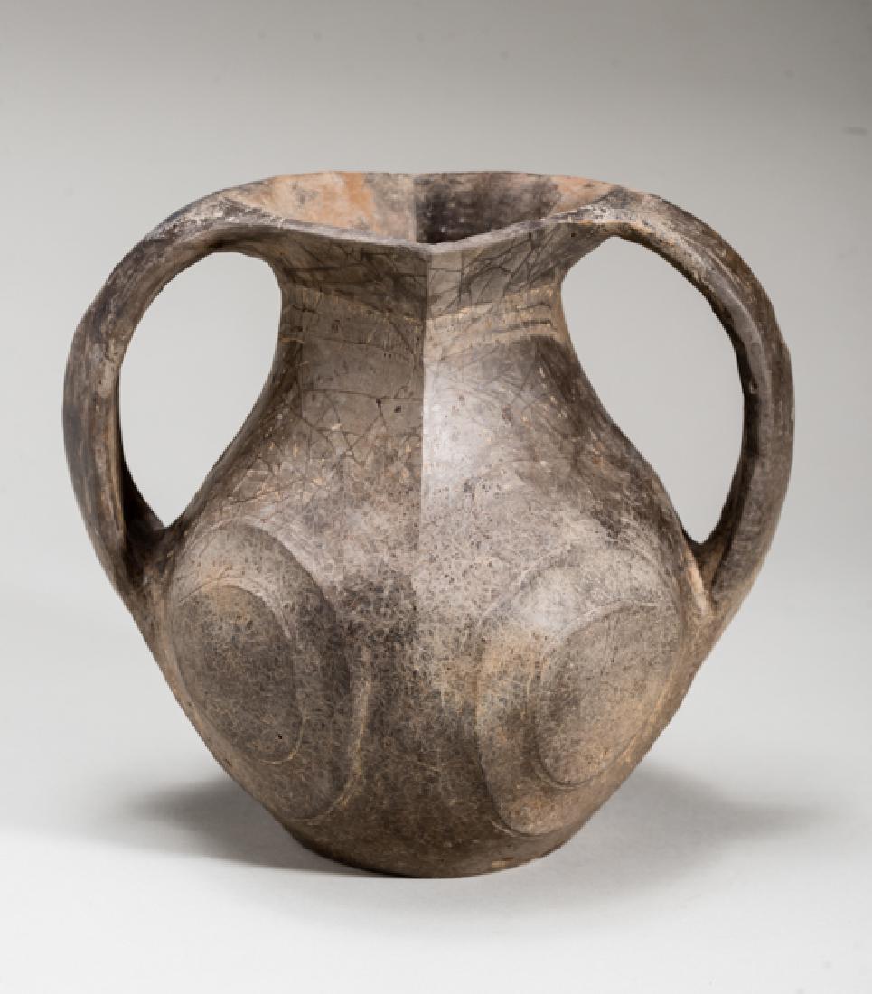 BLACK AMPHORA: Fired ceramic. China, Western Han dynasty (206 BCE - 9 CE) 雙耳黑陶罐 A perfectly preserved example of this unmistakable, characteristic form from Si-chuan. This vessel b