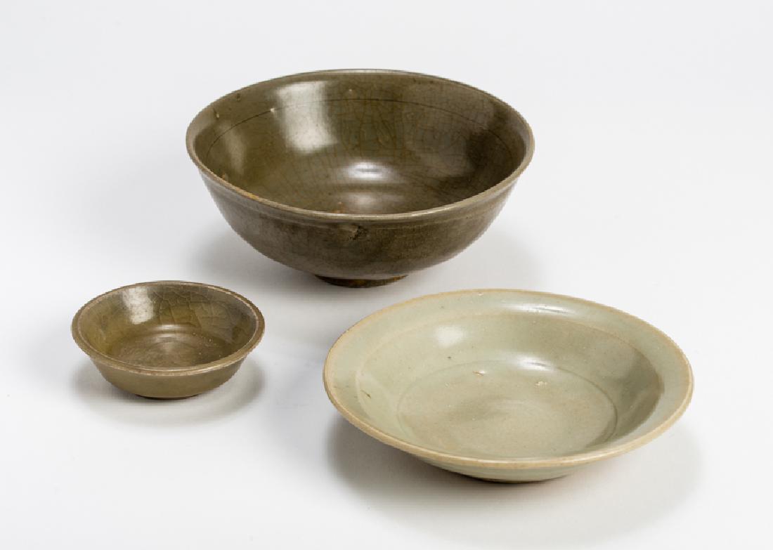 THREE CHINESE GLAZED CERAMIC BOWLS (1 of 4)