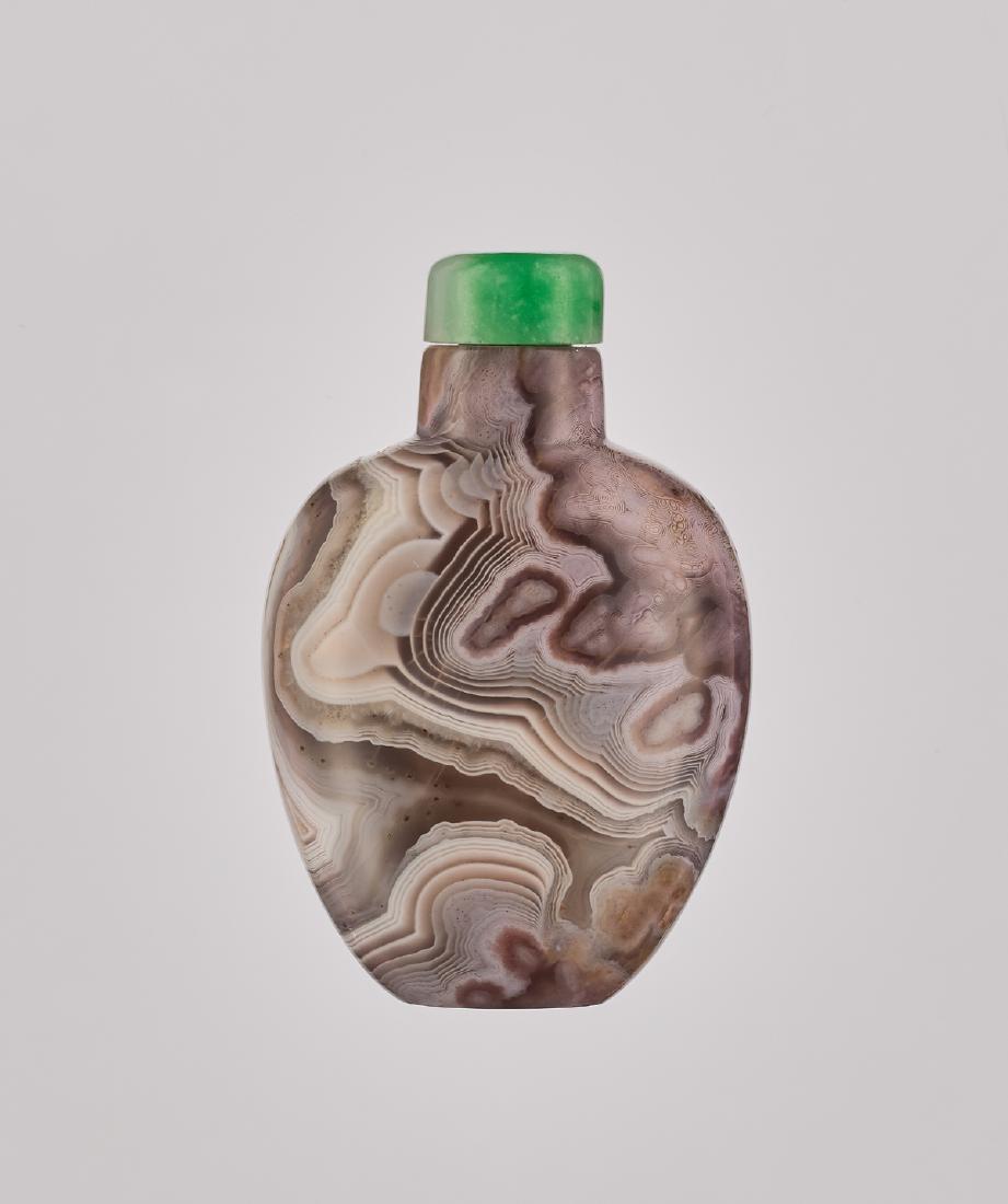 A 'THUMBPRINT' AGATE SNUFF BOTTLE, QING (1 of 6)