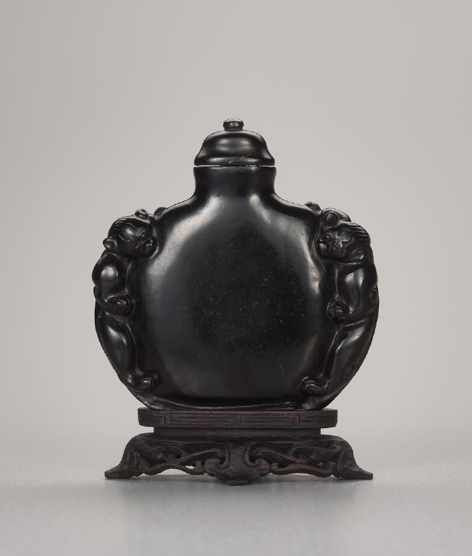 A JET 'CHILONG' SNUFF BOTTLE, QING DYNASTY (1 of 7)