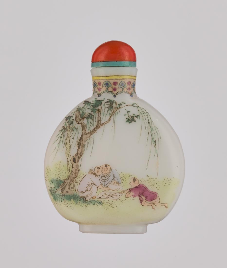 AN ENAMELLED GLASS 'WEIQI PLAYERS' BOTTLE, QIANLONG (1 of 6)