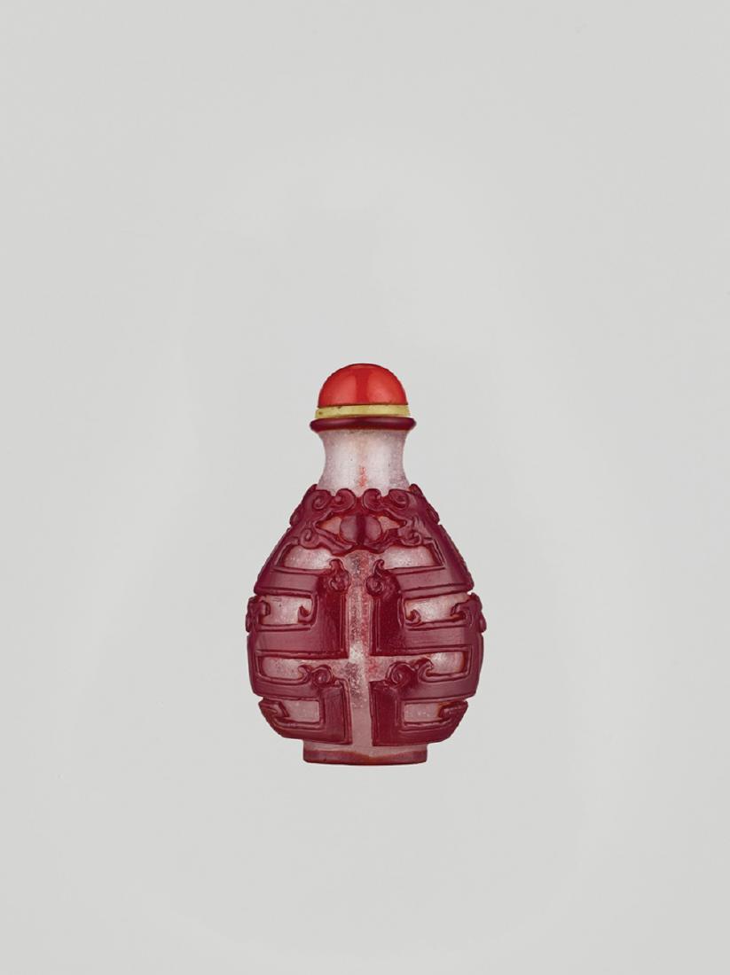 A RED OVERLAY SNOWFLAKE GLASS 'KUILONG' SNUFF BOTTLE (1 of 7)