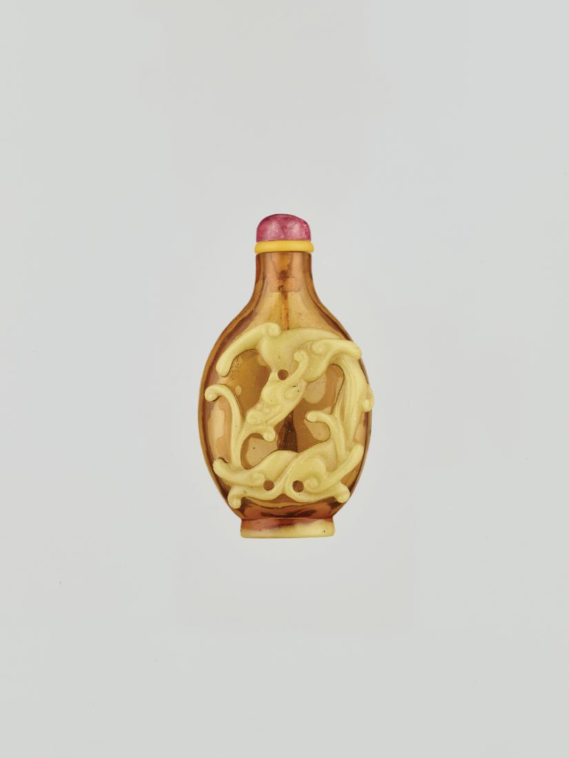 AN OVERLAY  GLASS 'CHILONG' SNUFF BOTTLE, QING (1 of 7)