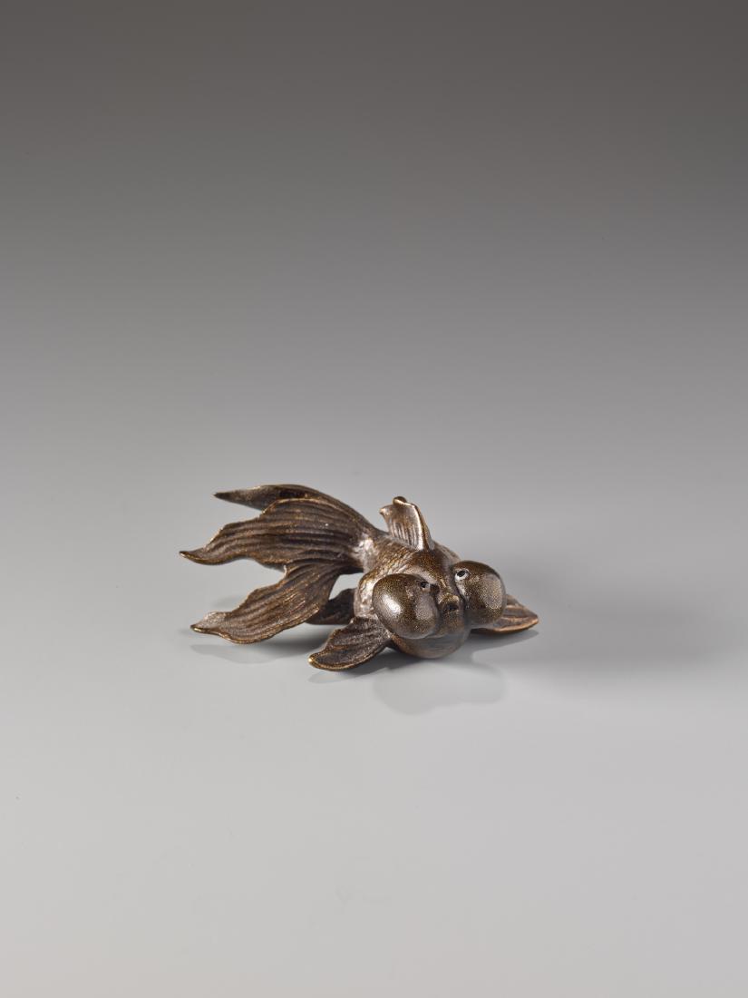A HUMOROUS LACQUERED WOOD NETSUKE OF A GOLDFISH (1 of 9)