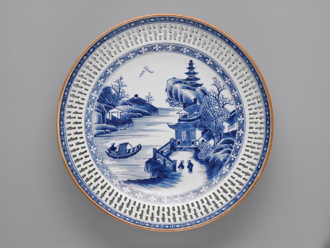 AN OPENWORK BLUE WHITE 'LANDSCAPE' PORCELAIN PLATE,QING (1 of 4)
