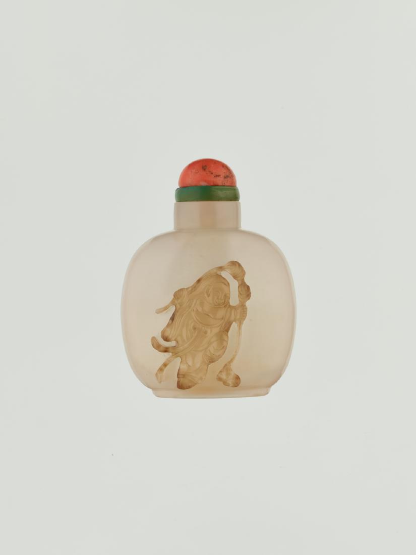 A 'LIU HAI' SHADOW AGATE SNUFF BOTTLE, OFFICIAL SCHOOL (1 of 6)