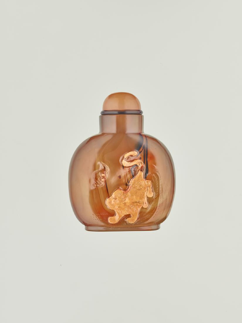A CHALCEDONY 'CAT AND BUTTERFLY' SNUFF BOTTLE, QING (1 of 7)