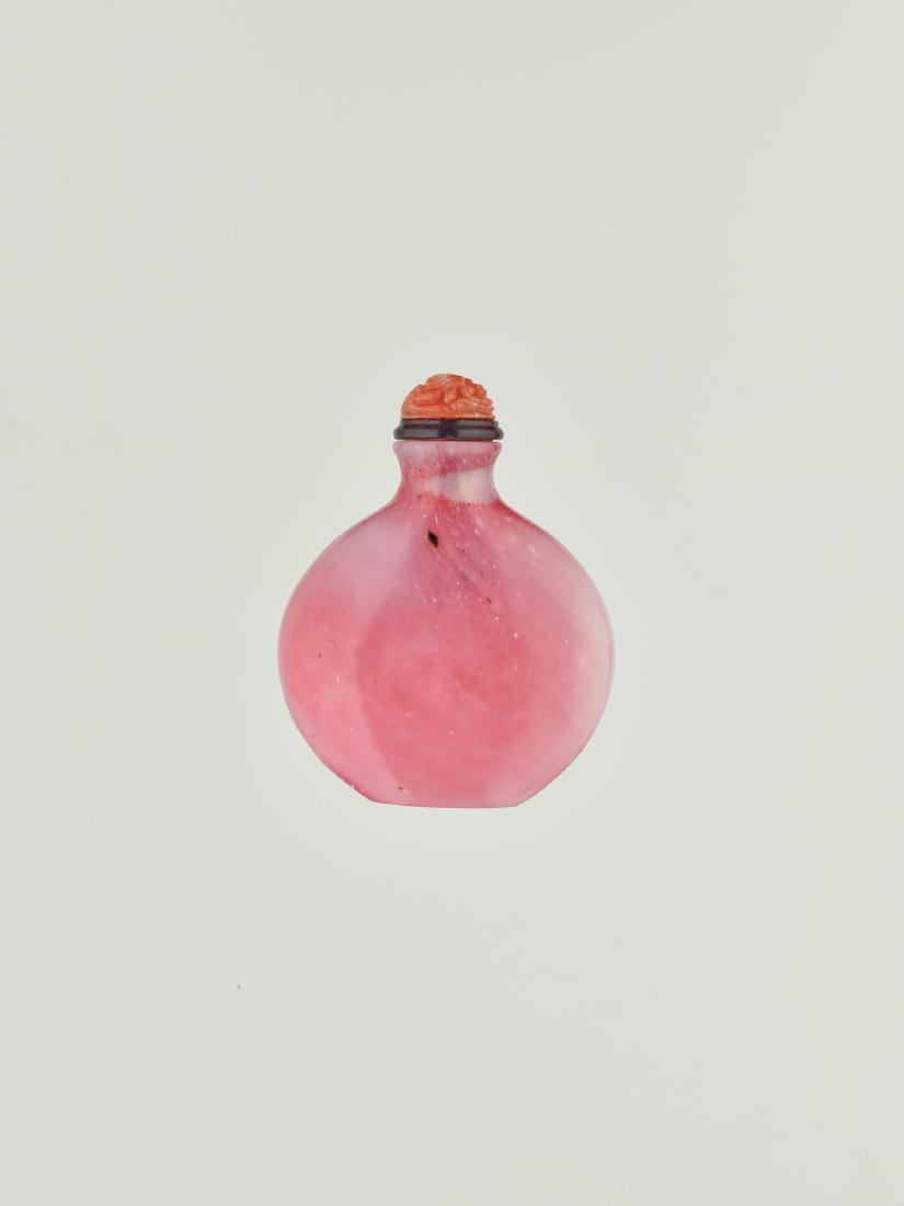 A SANDWICHED GLASS SNUFF BOTTLE, 1720-1830 (1 of 8)
