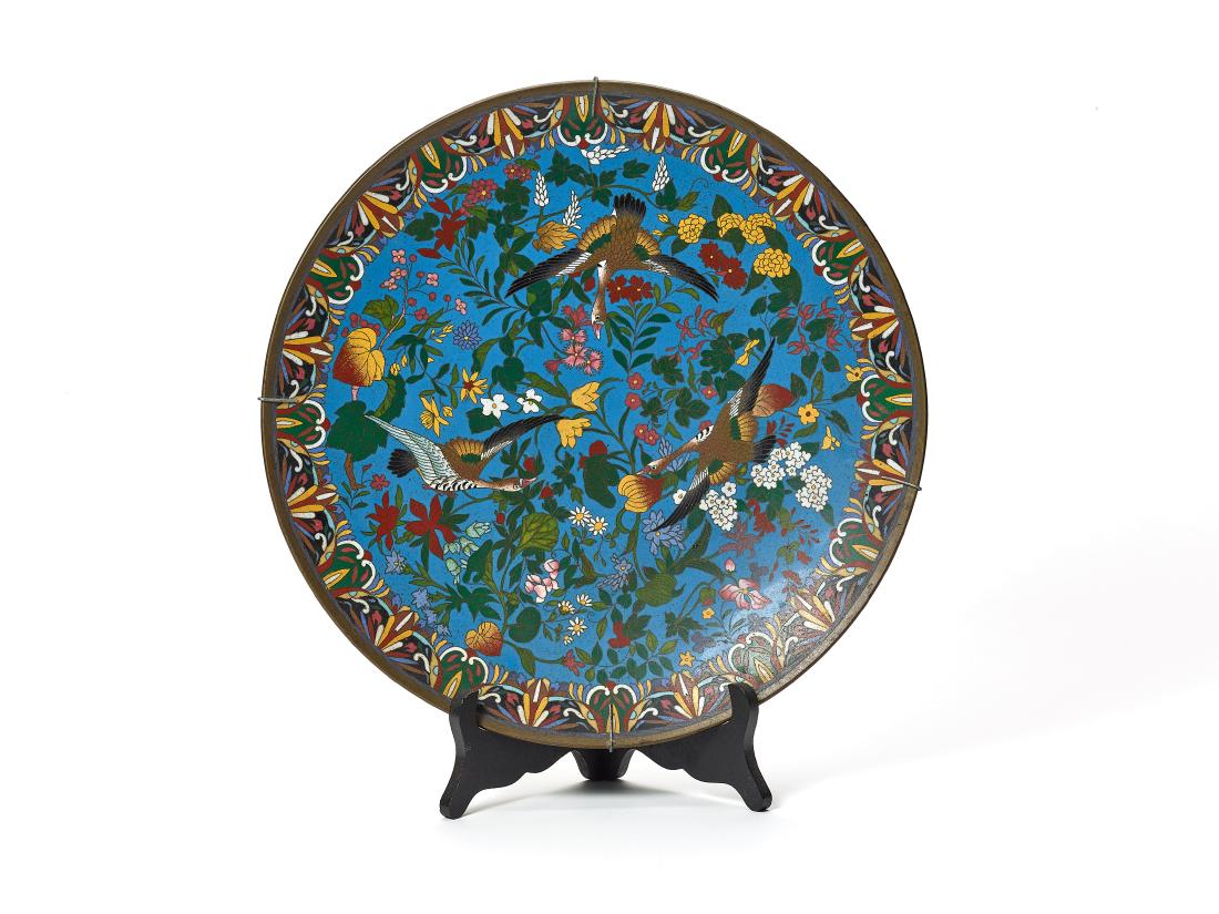 A CLOISONNE PLATE WITH GOOSE DECOR - QING TO REPUBLIC: A CLOISONNE PLATE WITH GOOSE DECOR – LATE QING TO REPUBLIC PERIOD Copper with cloisonne enamels China, late Qing Dynasty to Republic period On a ring foot and nicely decorated with three flying 